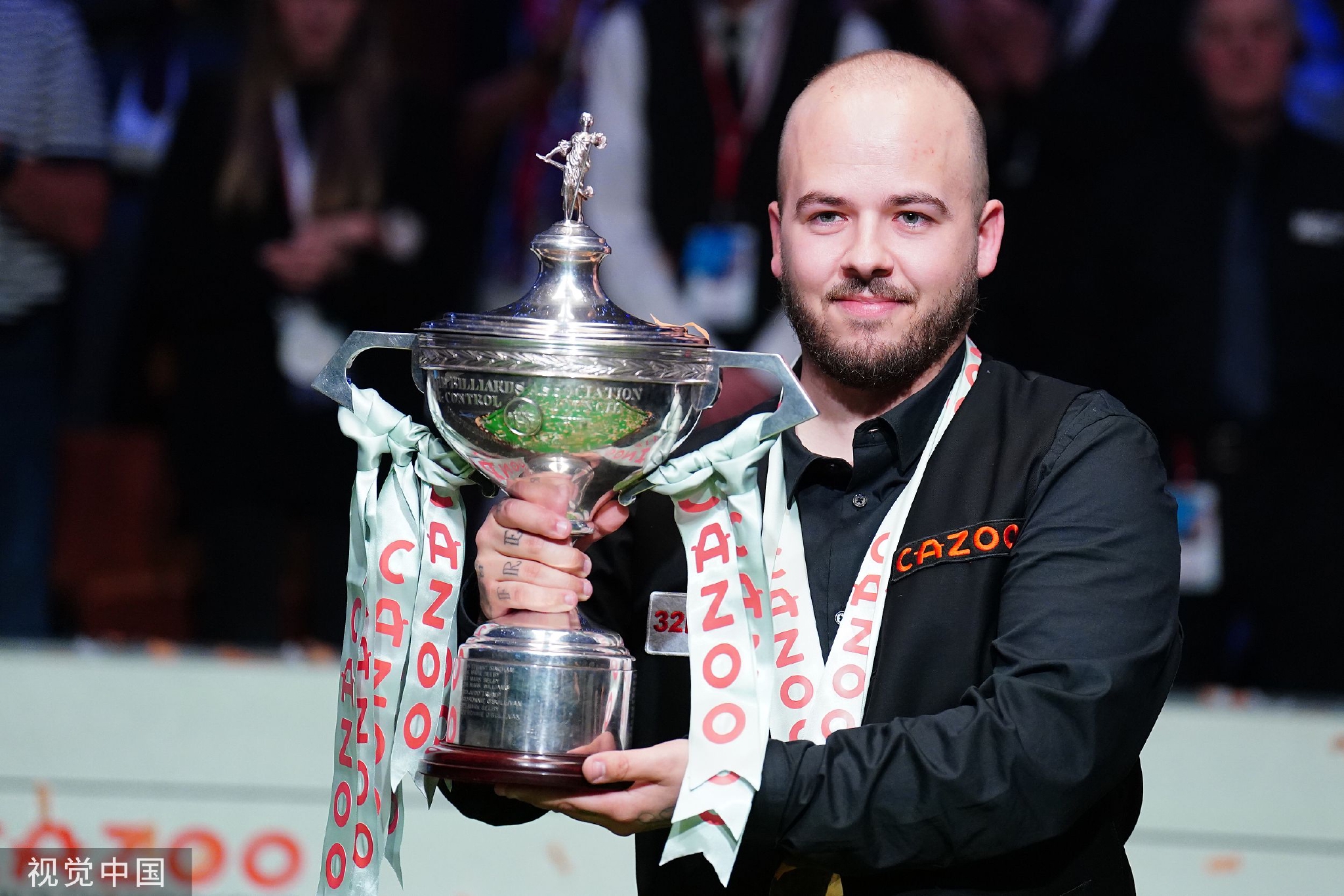 展示了年轻 展示了年轻